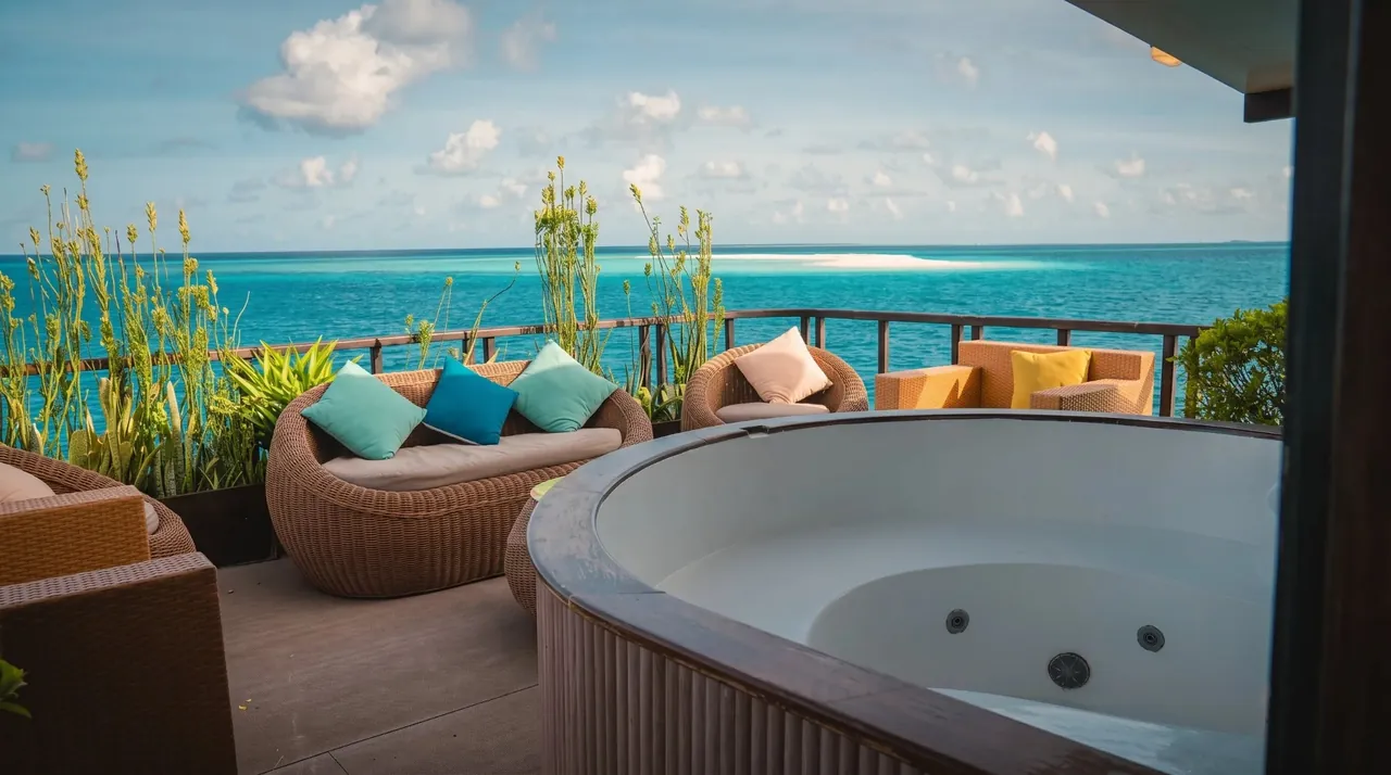 Jacuzzi and outdoor lounge on the Atoll Villa yacht