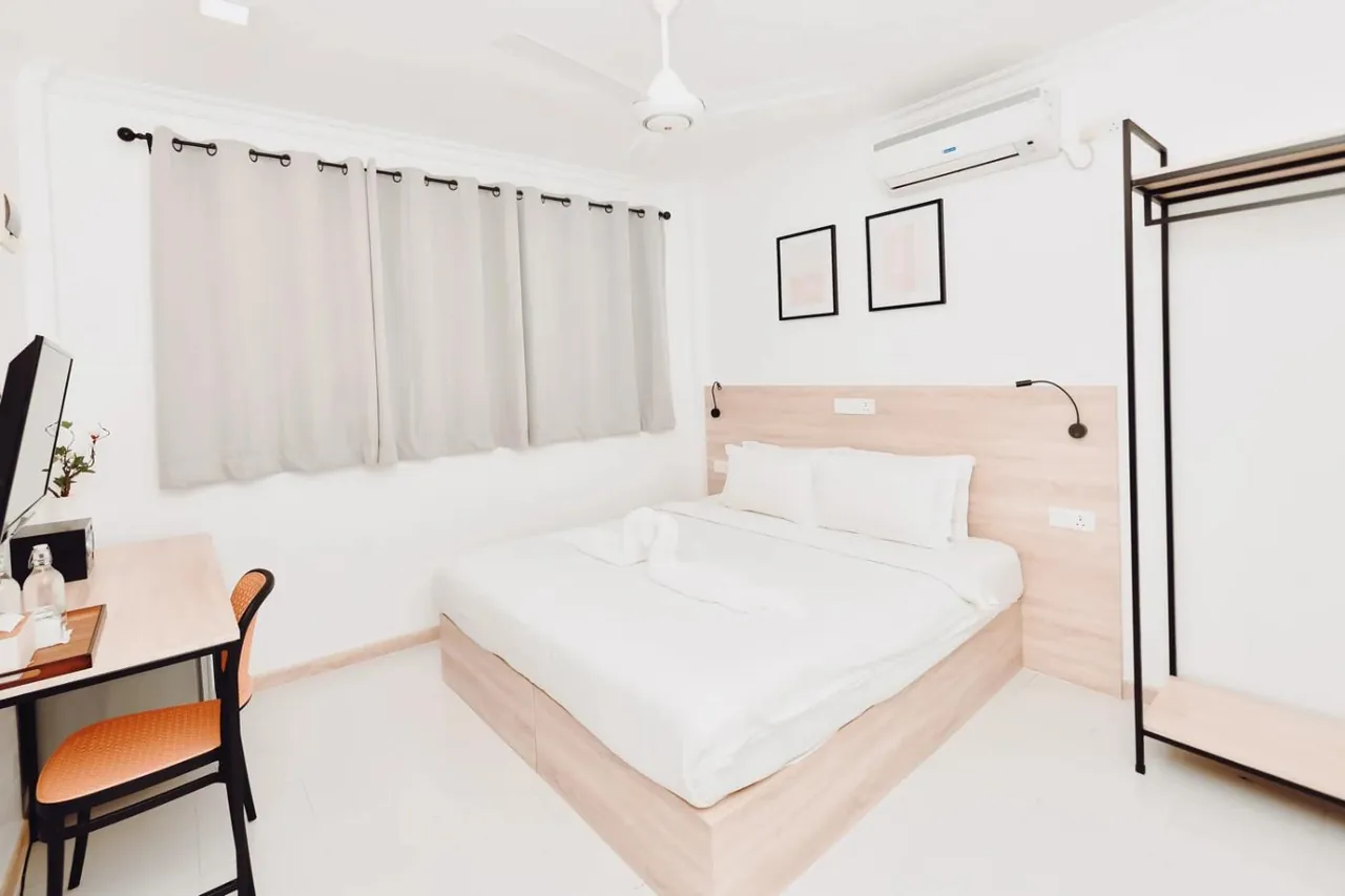 Bright double room with desk and wardrobe at Nala Island Village, Maafushi