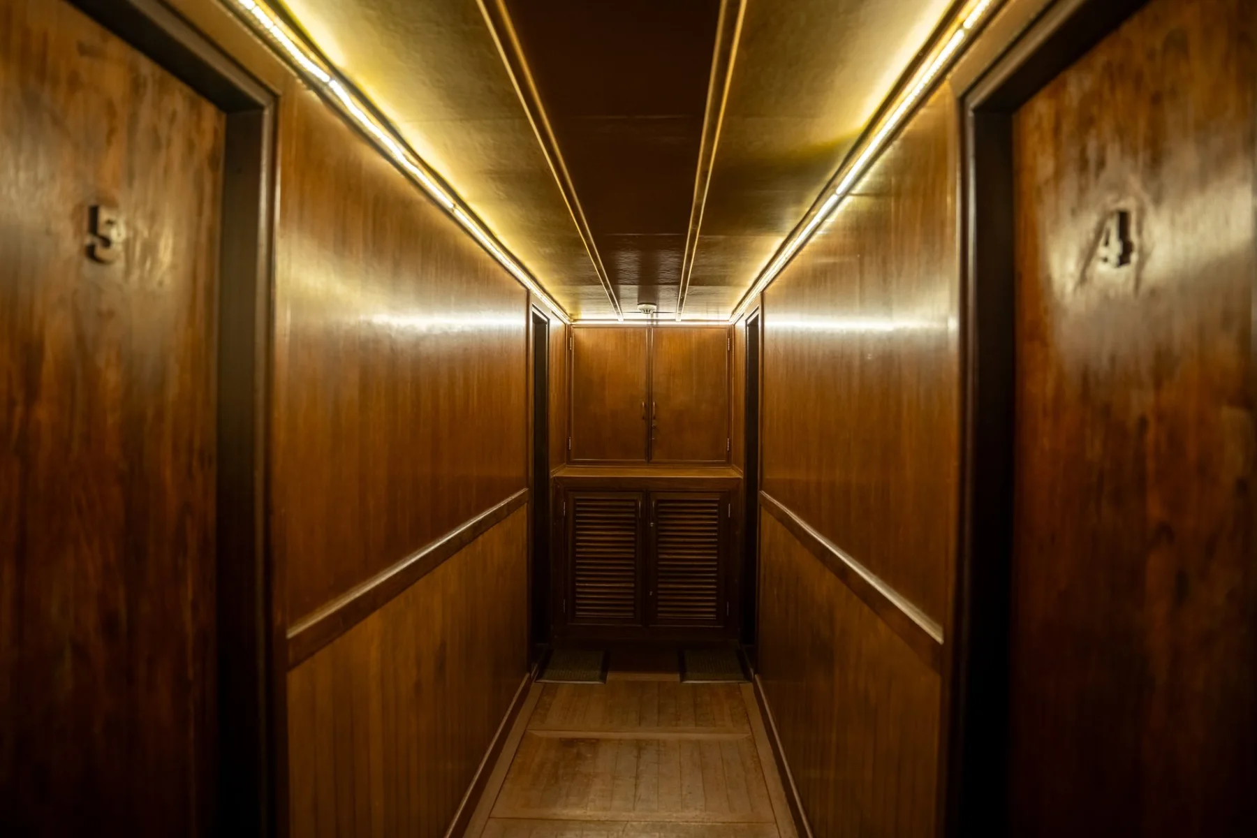 Guest cabin aboard Gurahali, a private Maldives safari boat