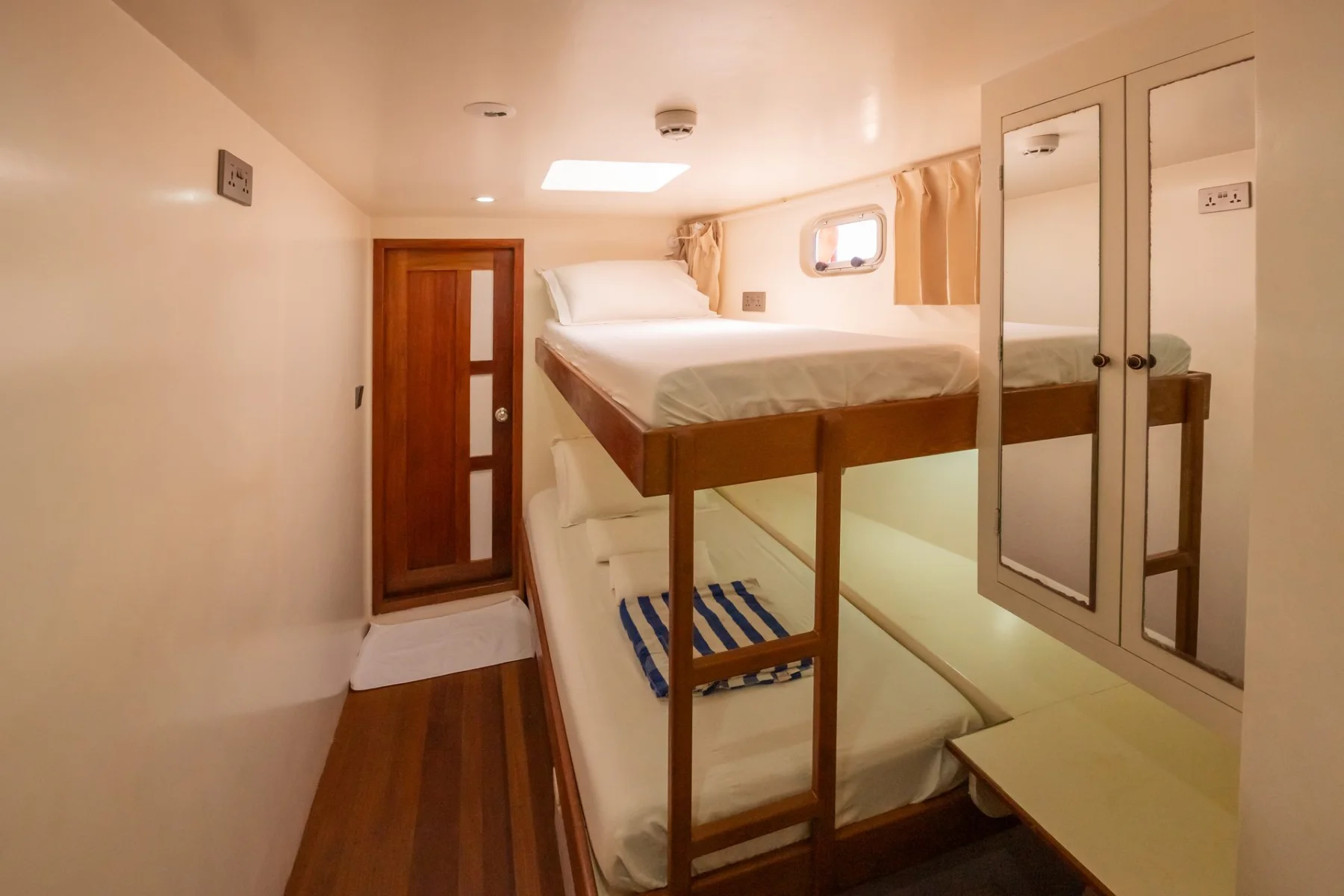 Guest cabin aboard Kethi, an intimate Maldives private charter boat